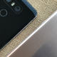 Un LG G6 junto a un LG Q6. Imagen: Matías S. Zavia/Gizmodo